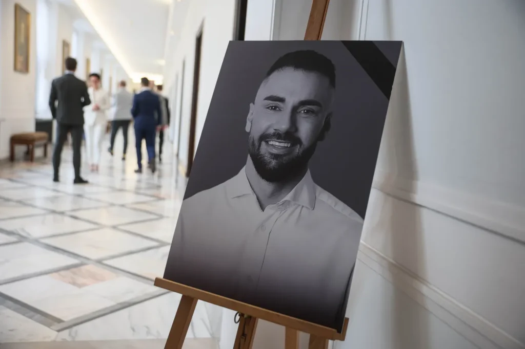 yardim eli uzatan i smiyle anilan bir kayip ukasz litewka ya veda 67403