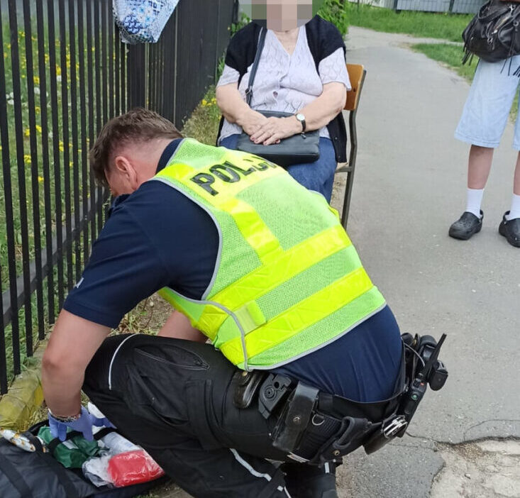 Bielanlı toplum destekli polis memuru sokakta yaralanan yaşlı kadına müdahale etti 1 Bielanli toplum destekli polis memuru sokakta yaralanan yasli kadina mudahale etti 69817