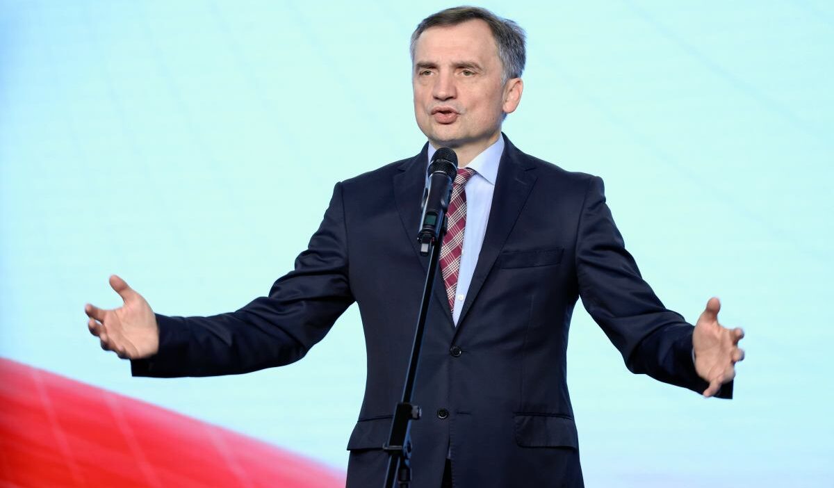 Cbos anketi zbigniew ziobro nun abd de bulunmasinin i kili i liskilere etkisi tartisiliyor 72806