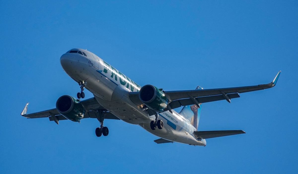 Denver havalimanı'nda pist i̇hlali: frontier airlines uçağı bir kişiye çarptı 1 Denver havalimani nda pist i hlali frontier airlines ucagi bir kisiye carpti 69501