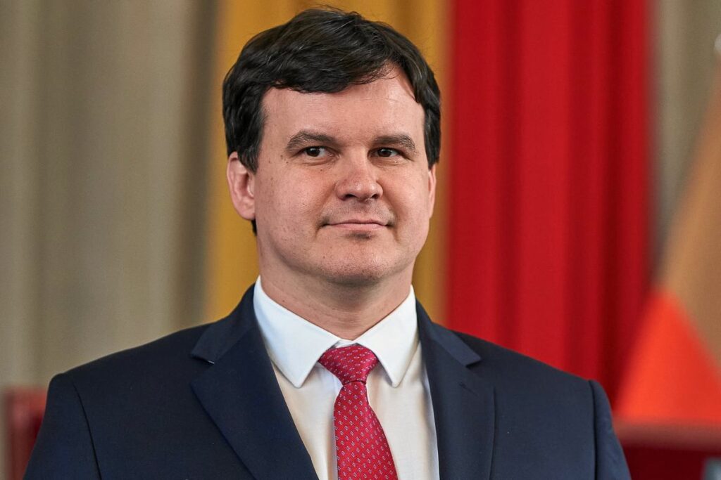 hukuk ve adalet partisi pis iki d belediye meclis uyesini partiden ihrac etti 71183