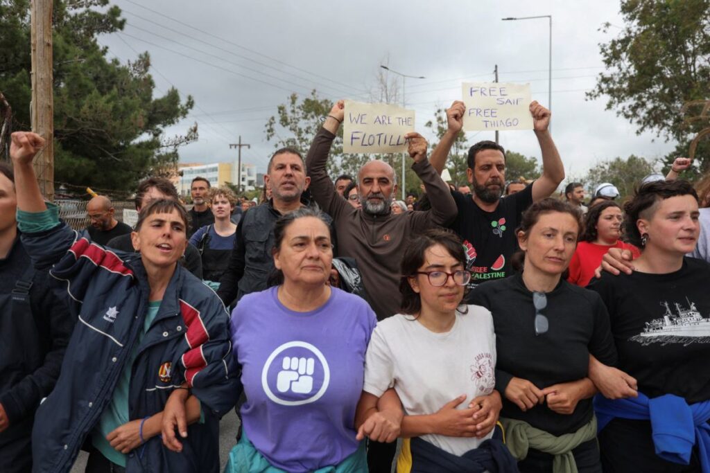i srail aciklamasi kreta kiyilarinda yardim gemisi operasyonu 34 aktivist hastaneye kaldirildi 67951
