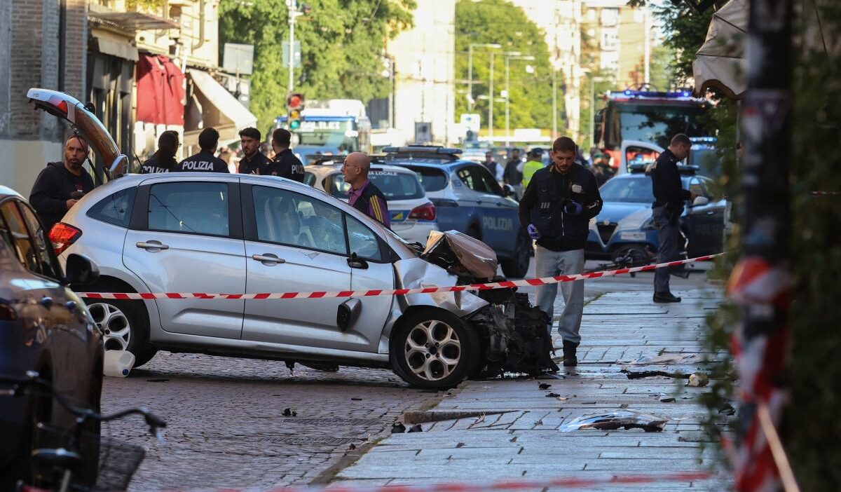 I talya nin modena kentinde bir arac yayalarin arasina daldi 8 yarali 70292