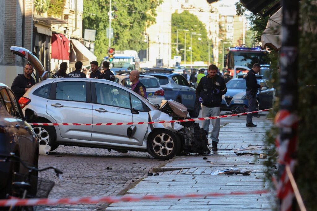 i talya nin modena kentinde yayalarin arasina daldigi iddia edilen surucu gozaltina alindi 70240
