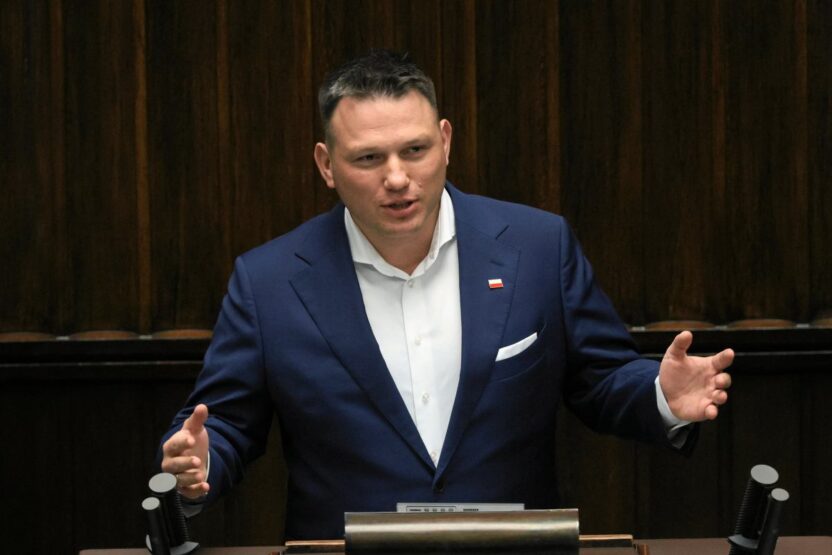 Konfederasyon siyasetcisi s awomir mentzen in faaliyetleri uzerine anket sonuclari ve siyasi degerlendirmeler 71596