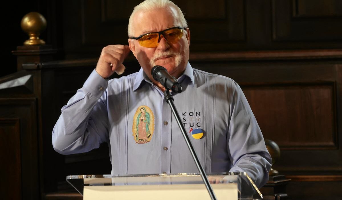 Lech wałęsa ve jerzy buzek’e strazburg’da avrupa liyakat nişanı 1 Lech wa sa ve jerzy buzek e strazburg da avrupa liyakat nisani 71310