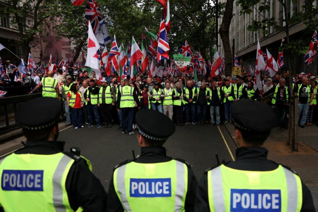 londra da es zamanli gosteriler ve tommy robinson in i ngiltere i cin savas cagrisi 70295