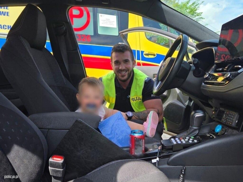 orzeszu da aracta birakilan 1 5 yasindaki cocuk i cin polis mudahalesi 69261