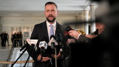Pentagon un polonya daki amerikan askeri rotasyonunu askiya almasi ve varsova nin tepkisi 69982