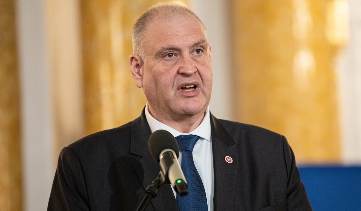 Polonya anayasa mahkemesi ve avrupa i nsan haklari mahkemesi arasinda sanci atanan h kimlerin statusu tartismasi 70793