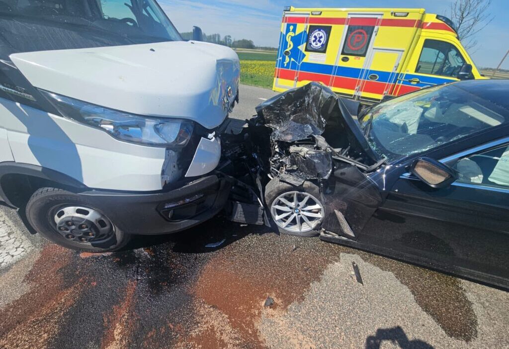 Polonya da bmw ile kamyonet carpisti 4 yarali 68516