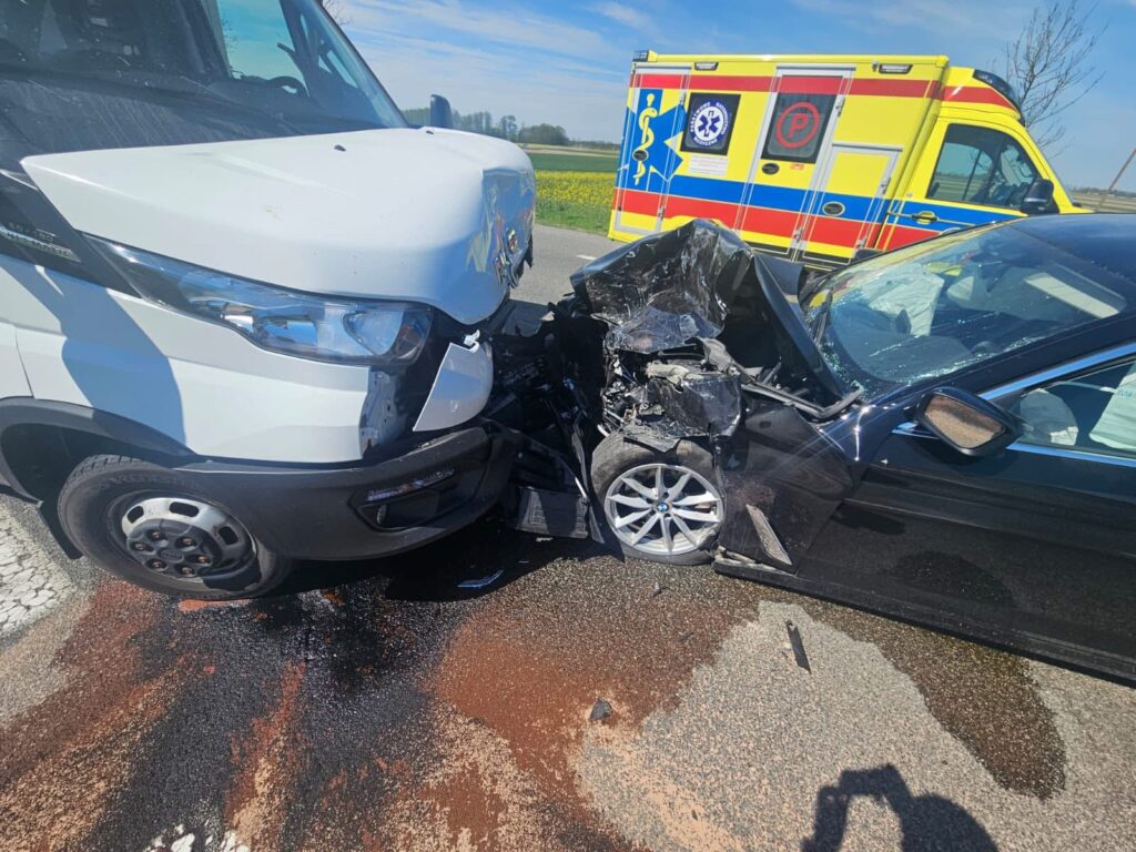 polonya da bmw ile kamyonet carpisti 4 yarali 68516