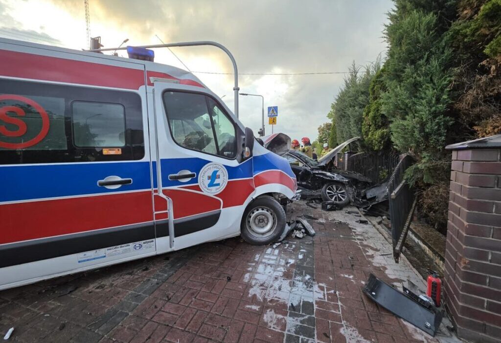 Polonya’da hasta taşıyan ambulans ile otomobil çarpıştı 1 Polonya da hasta tasiyan ambulans ile otomobil carpisti 73924