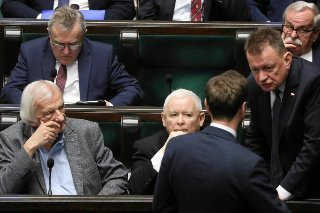 polonya da hukumet degisikligi arayislari ve parti finansmanina yonelik kamuoyu tepkisi 67948