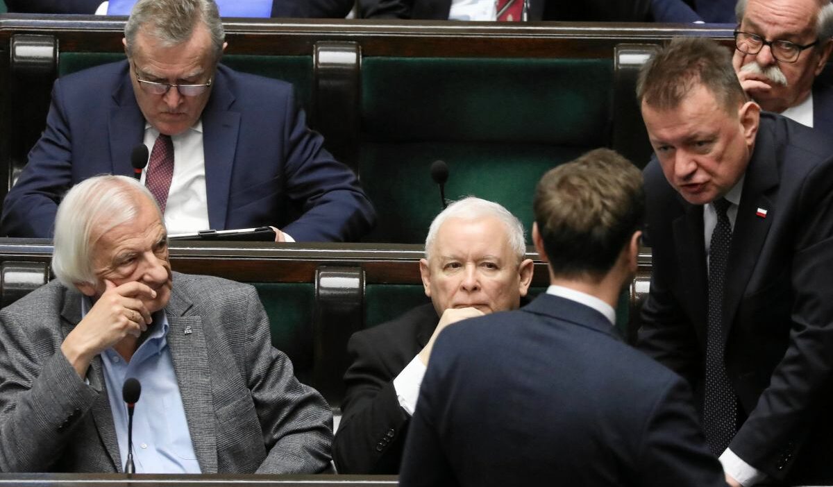 Polonya da hukumet degisikligi arayislari ve parti finansmanina yonelik kamuoyu tepkisi 67948