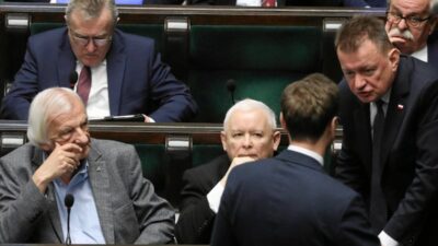 Polonya da hukumet degisikligi arayislari ve parti finansmanina yonelik kamuoyu tepkisi 67948