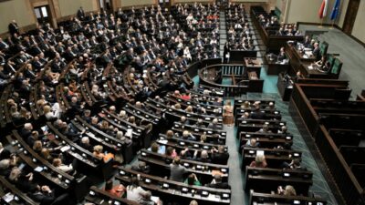Polonya da kamuoyu parlamenterlerin yol masrafi odeneklerinin kaldirilmasini i stiyor 73900