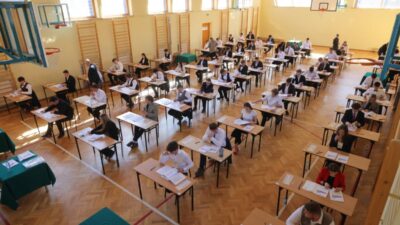 Polonya da lise sinavinda hile girisimi sinav kagidi goruntuleri sosyal medyada paylasildi 68428