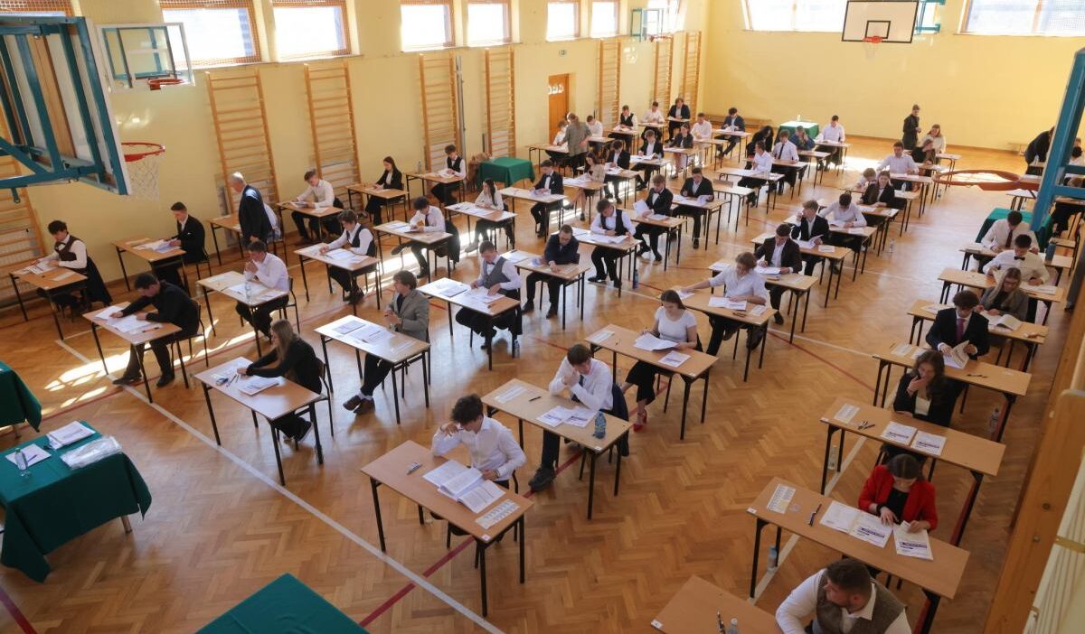 Polonya da lise sinavlarinda hile girisimi telefonla sinavda yakalananlar yil kaybedecek 68404