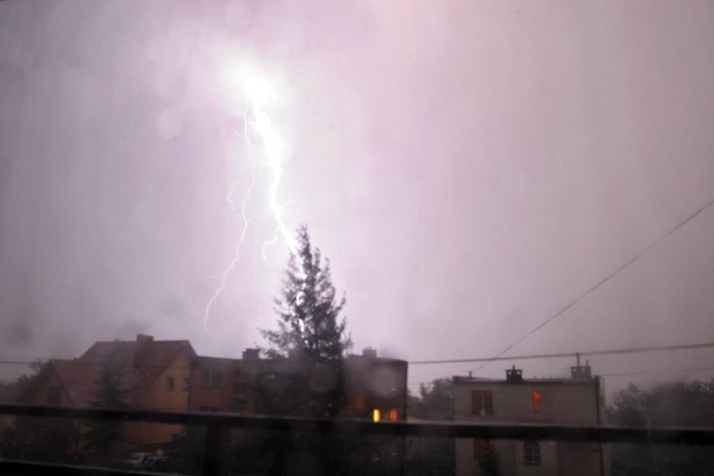 polonya da meteoroloji uyarisi siddetli firtina ve yogun yagis bekleniyor 69945