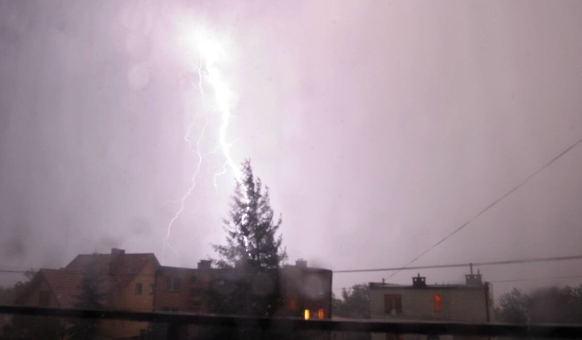 Polonya da meteoroloji uyarisi siddetli firtina ve yogun yagis bekleniyor 69945
