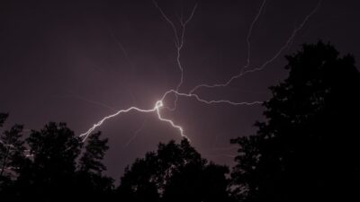Polonya da meteorolojik uyari siddetli firtina ve lokal hortum riski 69987