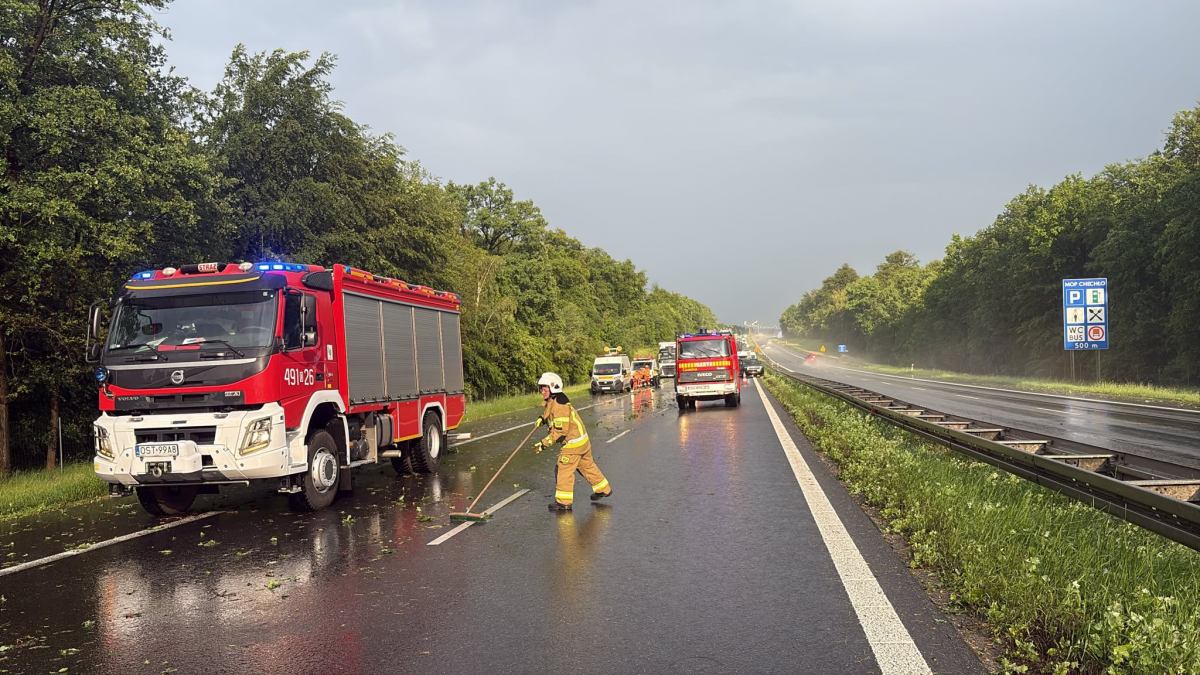 Polonya da siddetli firtina ulasimda aksamalar ve hasar tespiti 73935