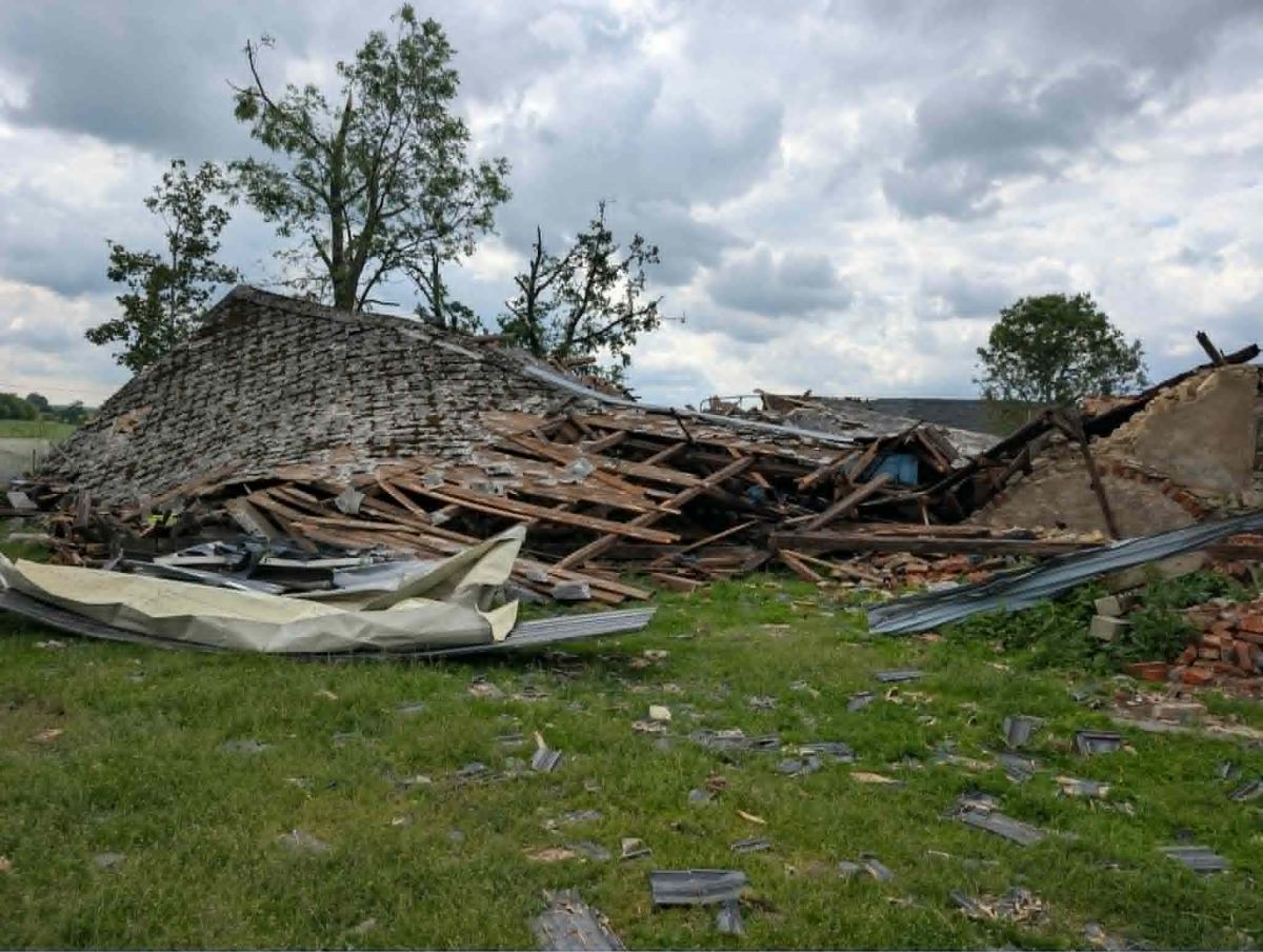 Polonya da siddetli firtina ve hortum opole bolgesinde maddi hasar 74014