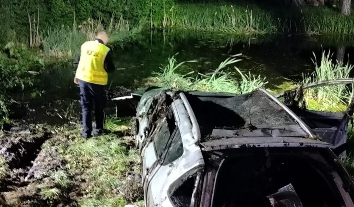Polonya da trafik kazasi ehliyetsiz surucunun araci batakliga devrildi 73991
