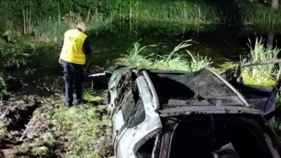 Polonya da trafik kazasi ehliyetsiz surucunun araci batakliga devrildi 73991