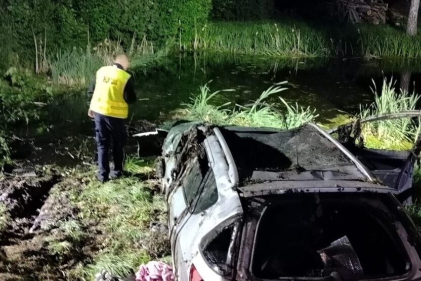 Polonya da trafik kazasi ehliyetsiz surucunun araci batakliga devrildi 73991