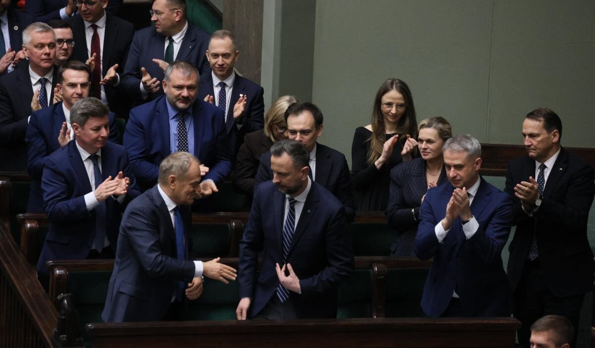 Polonya da yeni anketler koalicja obywatelska liderligini guclendirirken koalisyon senaryolari sekilleniyor 69741