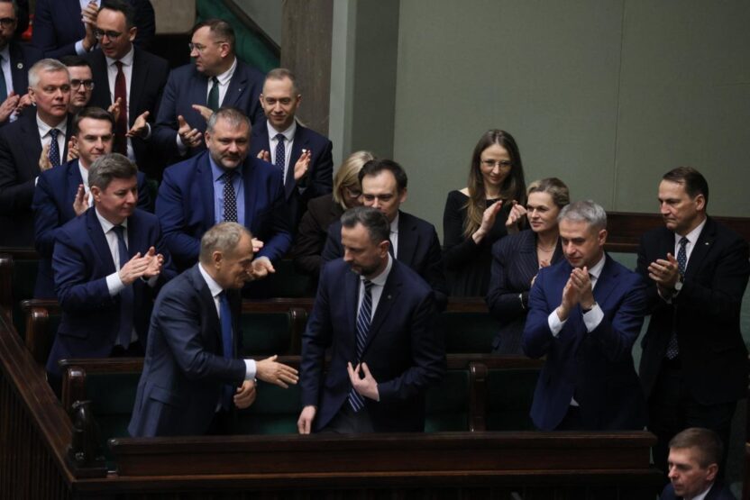 Polonya da yeni anketler koalicja obywatelska liderligini guclendirirken koalisyon senaryolari sekilleniyor 69741