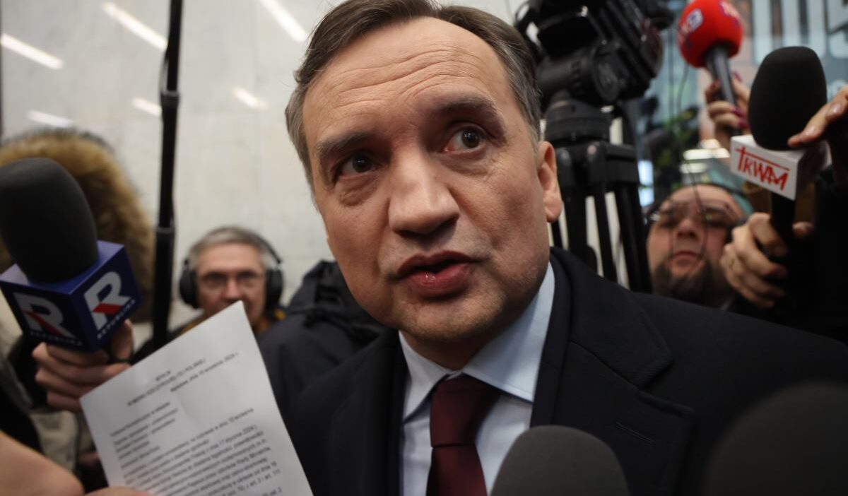 Polonya parlamentosu eski bakan zbigniew ziobro nun dokunulmazligini kaldirdi 73686