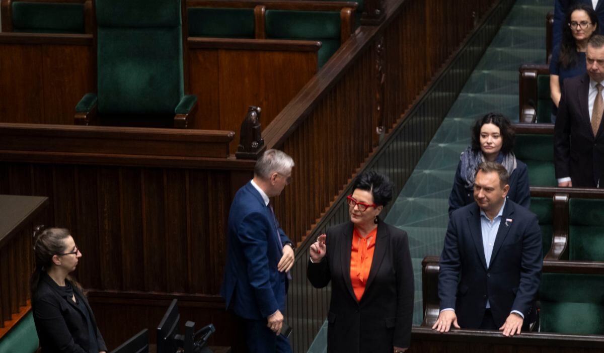 Polonya parlamentosu’nda görev değişimi: bożena borowiec milletvekili olarak yemin etti 1 Polonya parlamentosu nda gorev degisimi bo ena borowiec milletvekili olarak yemin etti 69866