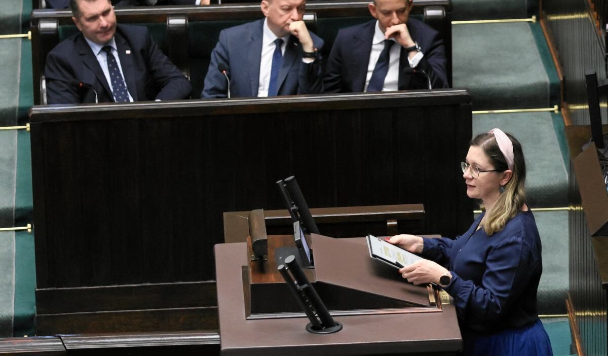 Polonya parlamentosu'nda milletvekilleri arasında davranış tartışması 1 Polonya parlamentosu nda milletvekilleri arasinda davranis tartismasi 70790