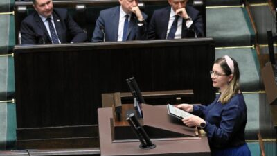 Polonya parlamentosu nda milletvekilleri arasinda davranis tartismasi 70790