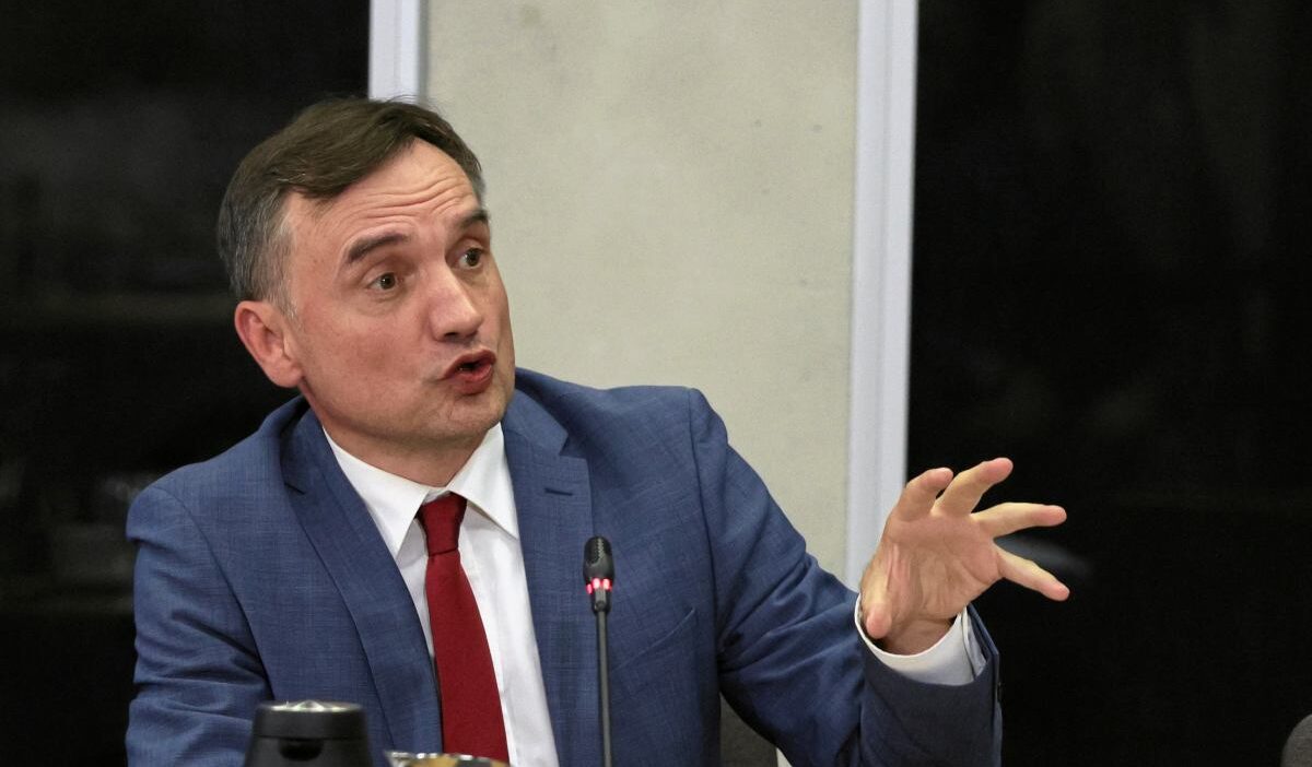 Polonya polisi zbigniew ziobro’nun silah ruhsatını i̇ptal etmek i̇çin i̇şlem başlattı 1 Polonya polisi zbigniew ziobro nun silah ruhsatini i ptal etmek i cin i slem baslatti 71712
