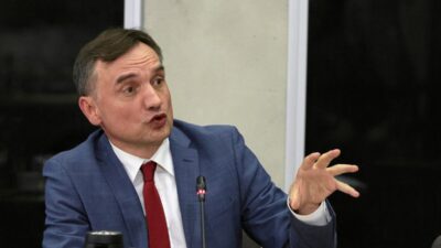 Polonya polisi zbigniew ziobro nun silah ruhsatini i ptal etmek i cin i slem baslatti 71712