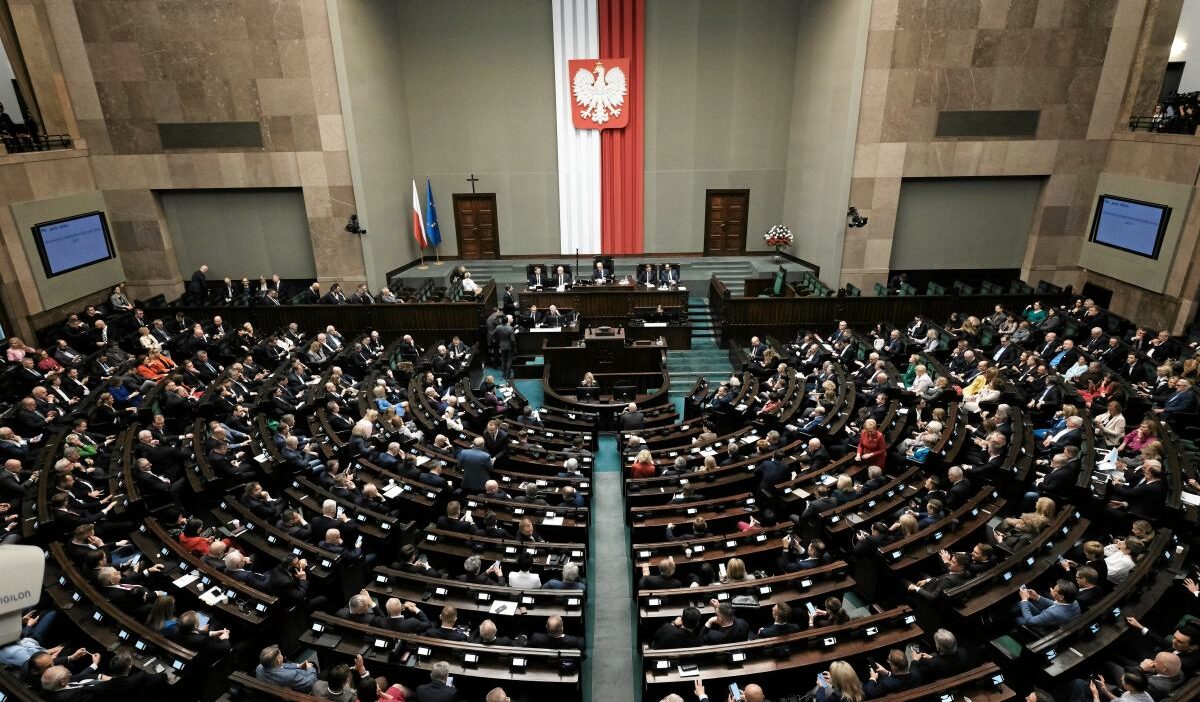 Polonya sejm inde yakin kisi statusu yasasi kabul edildi cumhurbaskani nawrocki den veto sinyali 73689