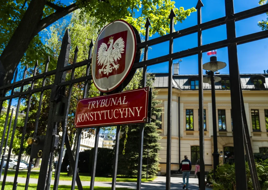 polonya ulusal yargi konseyi uyeleri anayasa mahkemesi binasina alinmadi 71518
