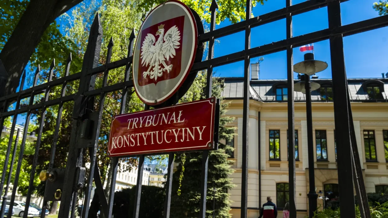 Polonya ulusal yargı konseyi üyeleri anayasa mahkemesi binasına alınmadı 1 Polonya ulusal yargi konseyi uyeleri anayasa mahkemesi binasina alinmadi 71518