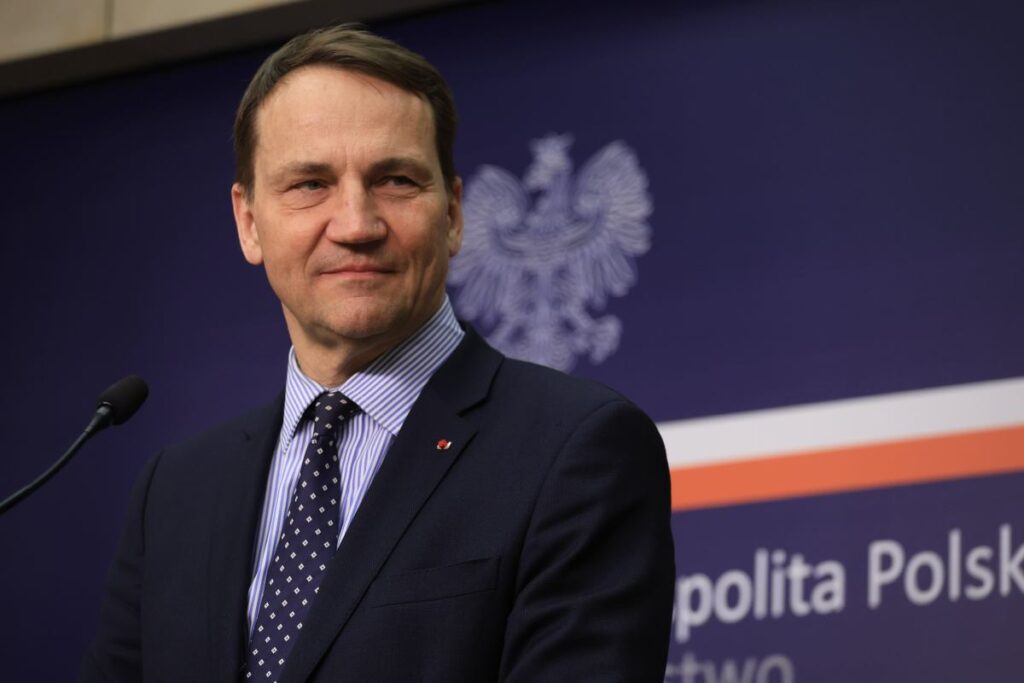 polonyali bakan sikorski nin i srailli muhatabiyla sosyal medyada gergin tartismasi ve kamuoyu degerlendirmesi 68133