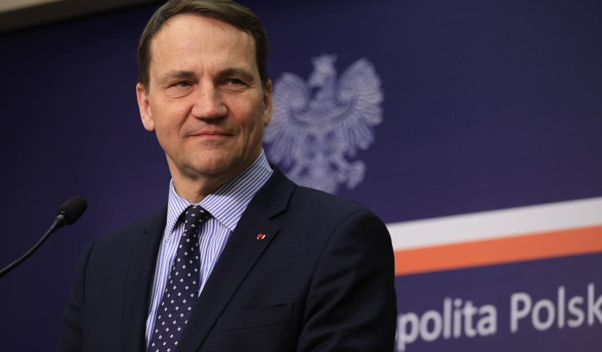 Polonyali bakan sikorski nin i srailli muhatabiyla sosyal medyada gergin tartismasi ve kamuoyu degerlendirmesi 68133