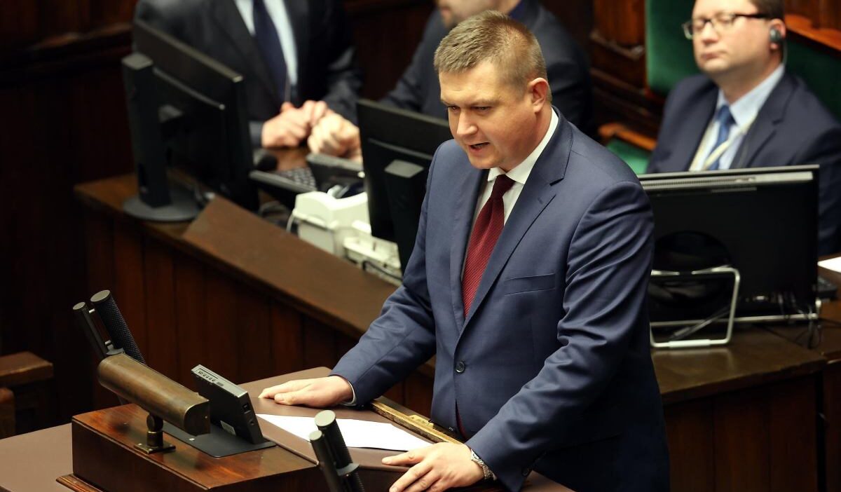 Polonyali milletvekili marcin porzucek in ucaktan i ndirilmesi hakkinda i ddialar ve aciklamalar 73918