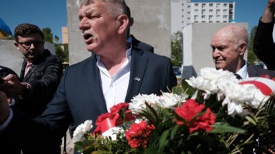 Polonyali siyasi figur to wi ski sovyet askerleri mezarligi nda anma cagrisi yapti 67945