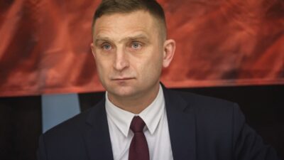 Robert bąkiewicz’e kadın hakları aktivistine saldırıdan hapis cezası yerine kamu hizmeti cezası 2 Robert b kiewicz e kadin haklari aktivistine saldiridan hapis cezasi yerine kamu hizmeti cezasi 73751