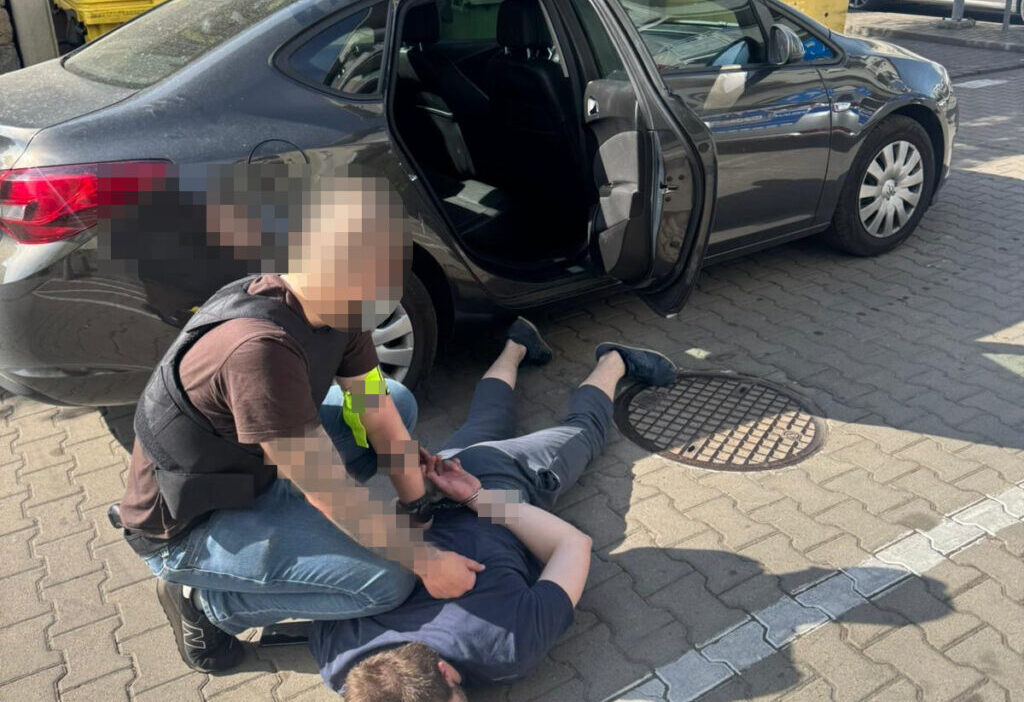 Varşova'da 5 yıl hapis cezasıyla aranan şahıs yakalandı 1 Varsova da 5 yil hapis cezasiyla aranan sahis yakalandi 68970