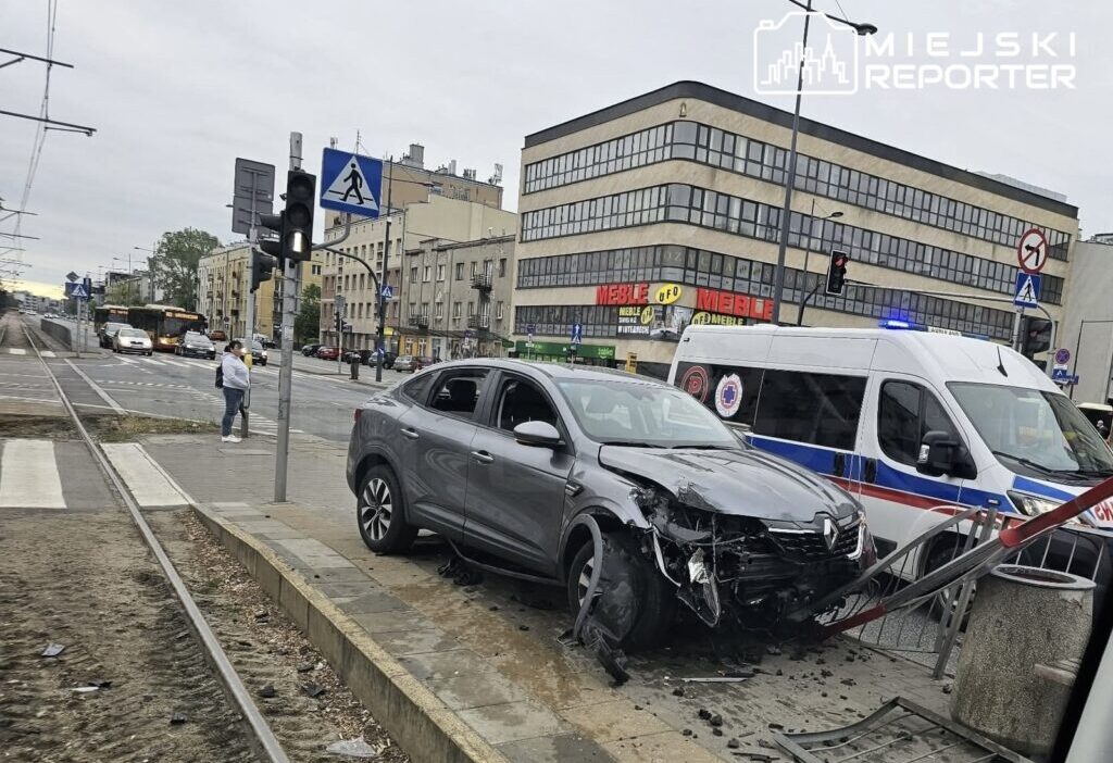 Varşova’da alkollü sürücü tramvay durağındaki bariyerlere çarptı 1 Varsova da alkollu surucu tramvay duragindaki bariyerlere carpti 70523