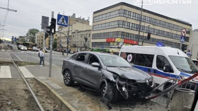 Varsova da alkollu surucu tramvay duragindaki bariyerlere carpti 70523